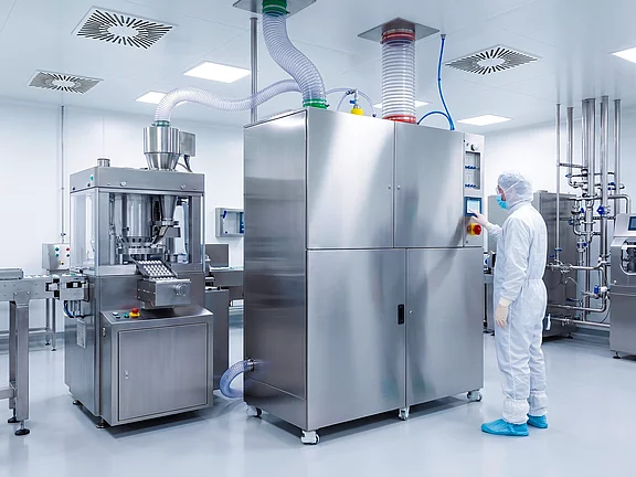 Reinraum mit Reinraumtechnik und wissenschaftlichem Mitarbeiter in Schutzkleidung